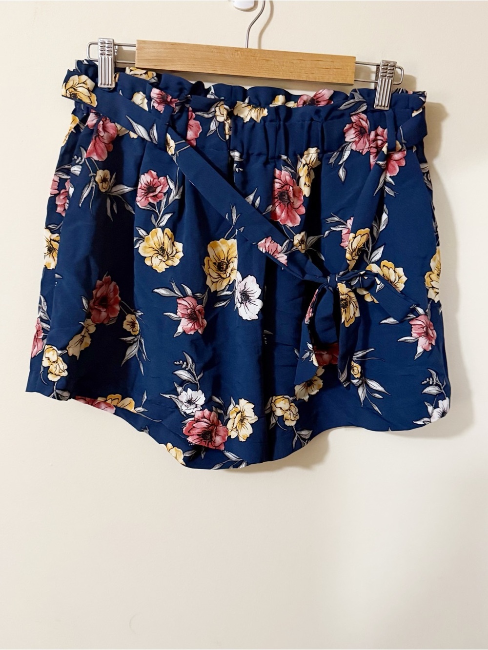 IRIS Floral Womens Paperbag Navy Shorts Size Large Casual